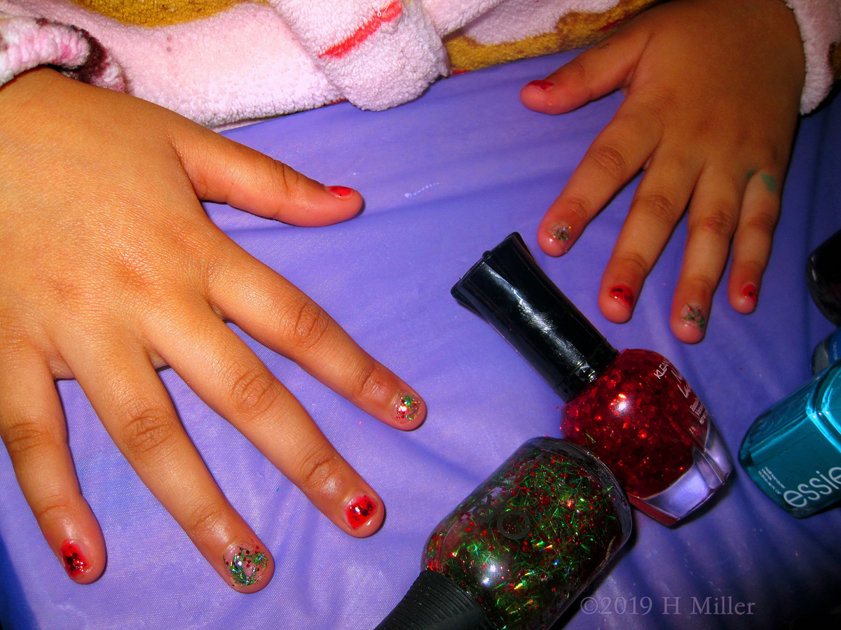 Sparkles, Sparkles All Around! Fantastic Green And Red Sparkles On This Manicure For Kids!