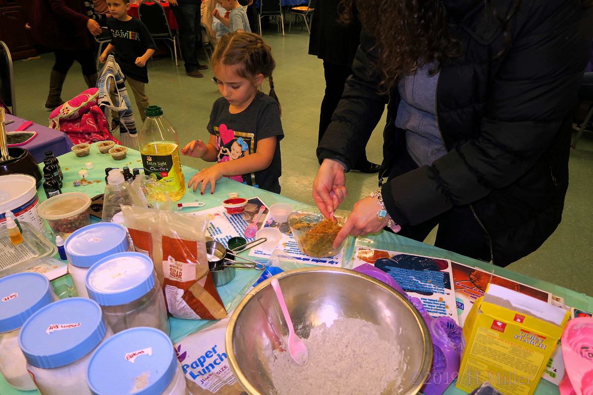 Making Super Fun Crafts For Kids At The Arts And Crafts Station 