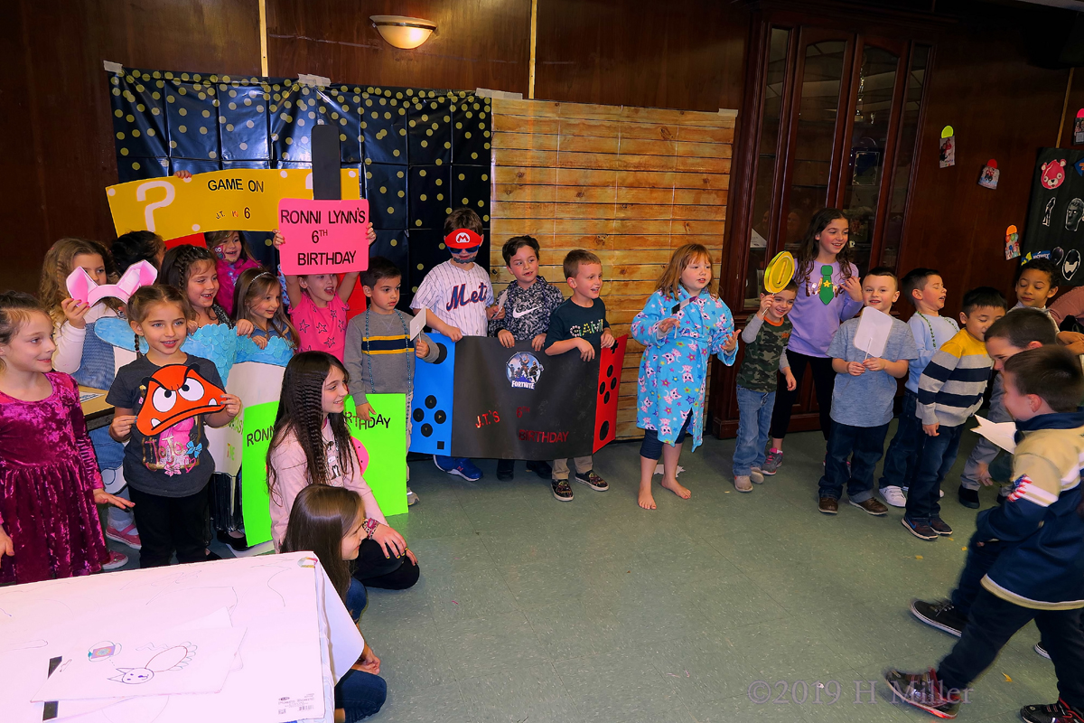 Party Guests Enjoyed Making Kids Crafts For The Birthday Girl 