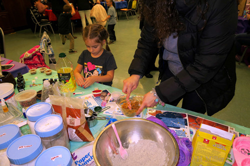 Party Guest Getting Her Bath Bombs Kids Crafts Made