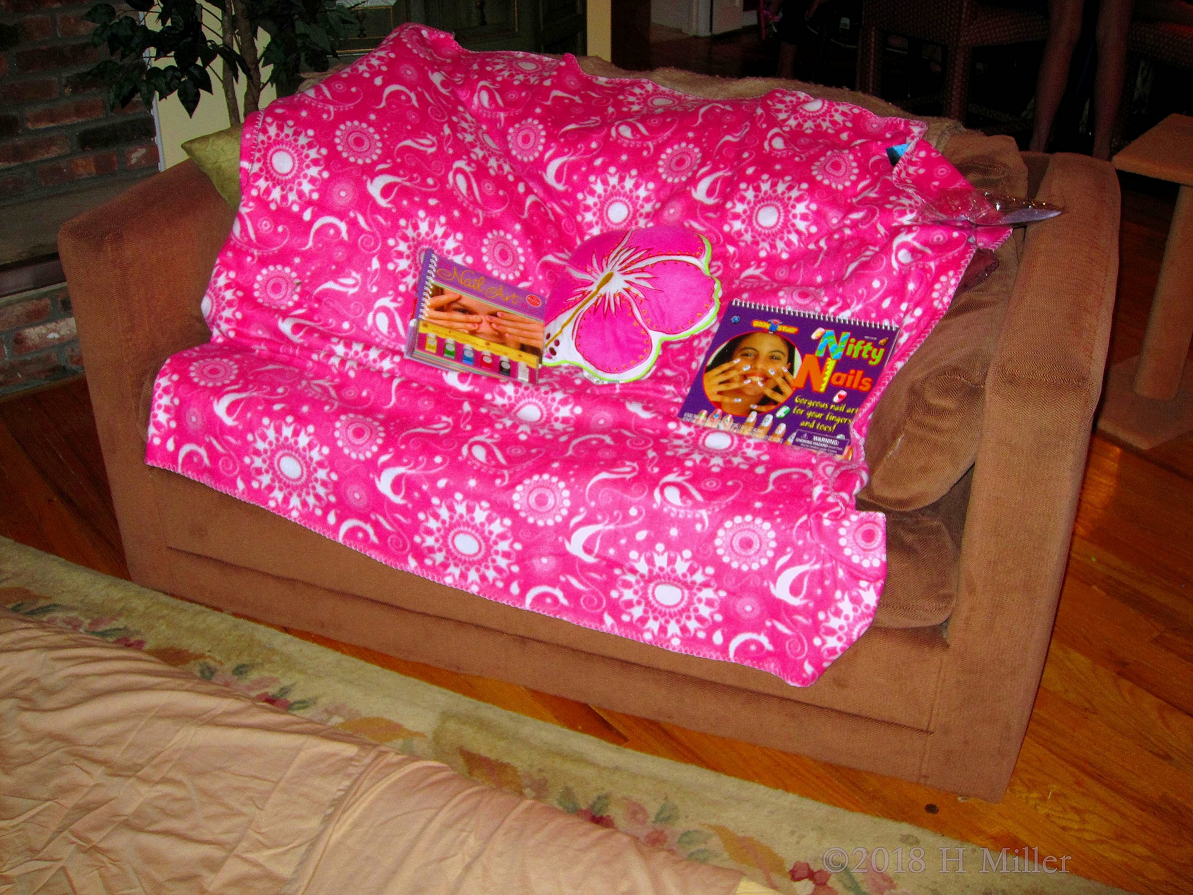 Colorful Spa Throw Along With Comfy Pillow On The Kids Spa Couch For The Party Kids! Colorful Spa Throw Along With Comfy Pillow On The Kids Spa Couch For The Party Kids!