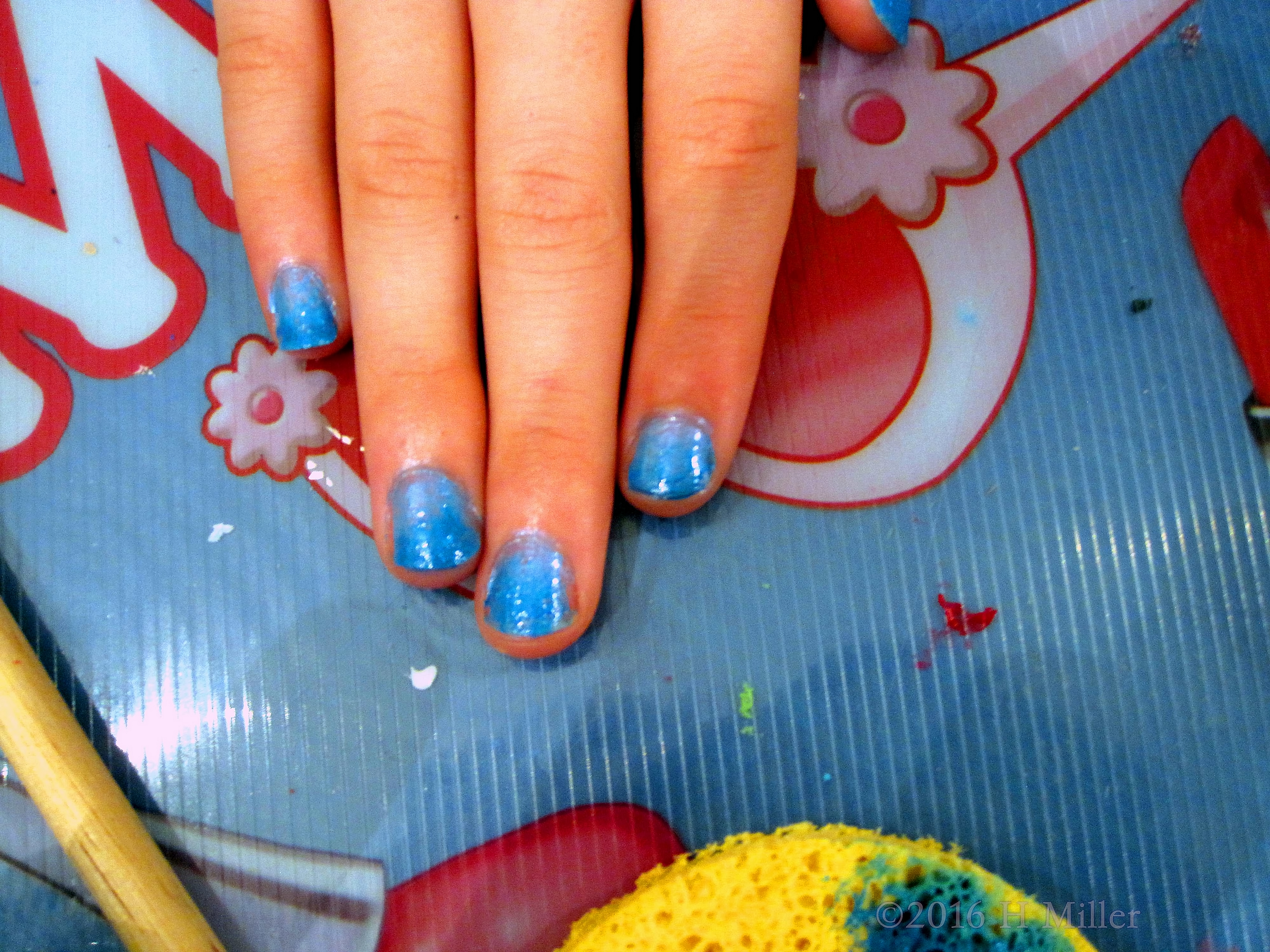Have A Look At This Glittery Mini Mani! 