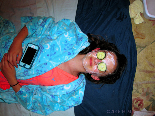 Facial For Girls With Natural Masque And Cukes Gives A Feeling Of Relaxation And Chill Facial For Girls With Natural Masque And Cukes Gives A Feeling Of Relaxation And Chill