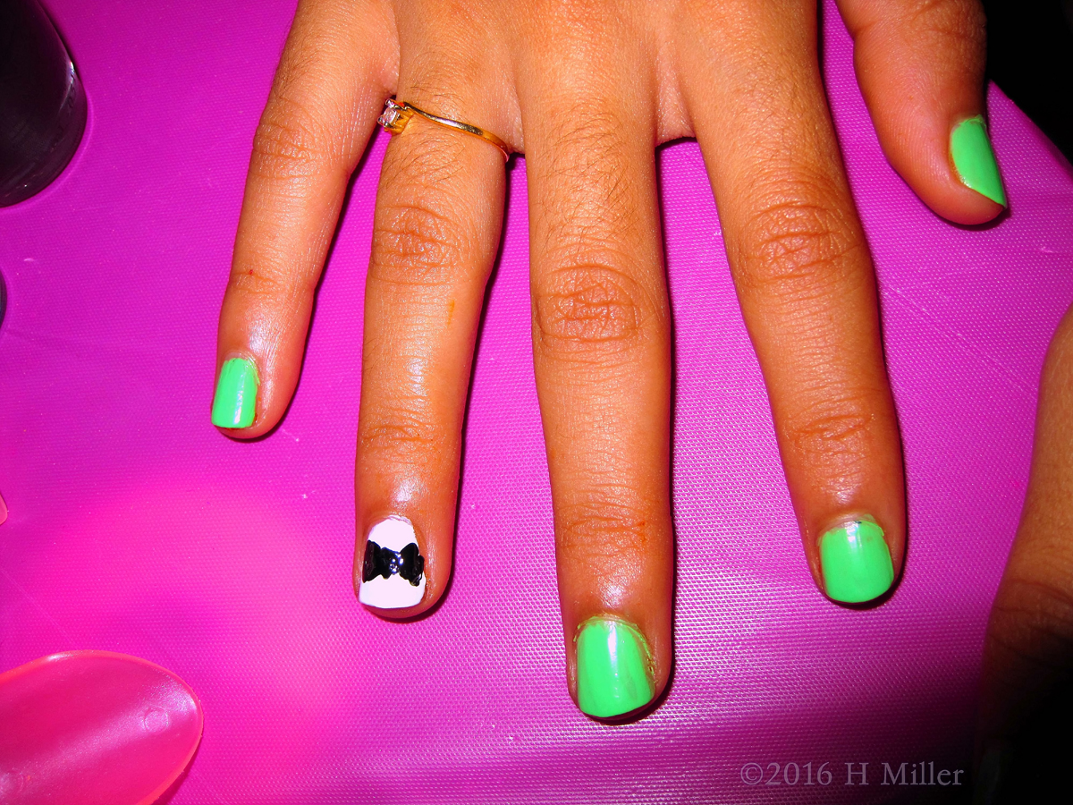 Green And White Mini Manicure 