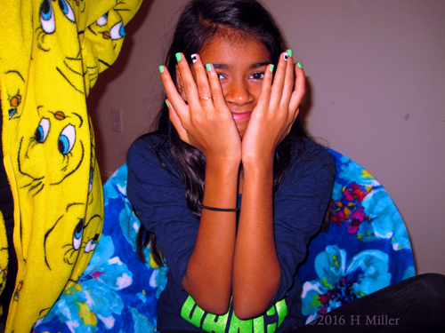 She Looks Pretty With Her New Mini Mani! She Looks Pretty With Her New Mini Mani!