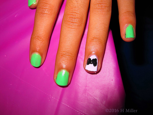 White Bow Accent Manicure Nail White Bow Accent Manicure Nail