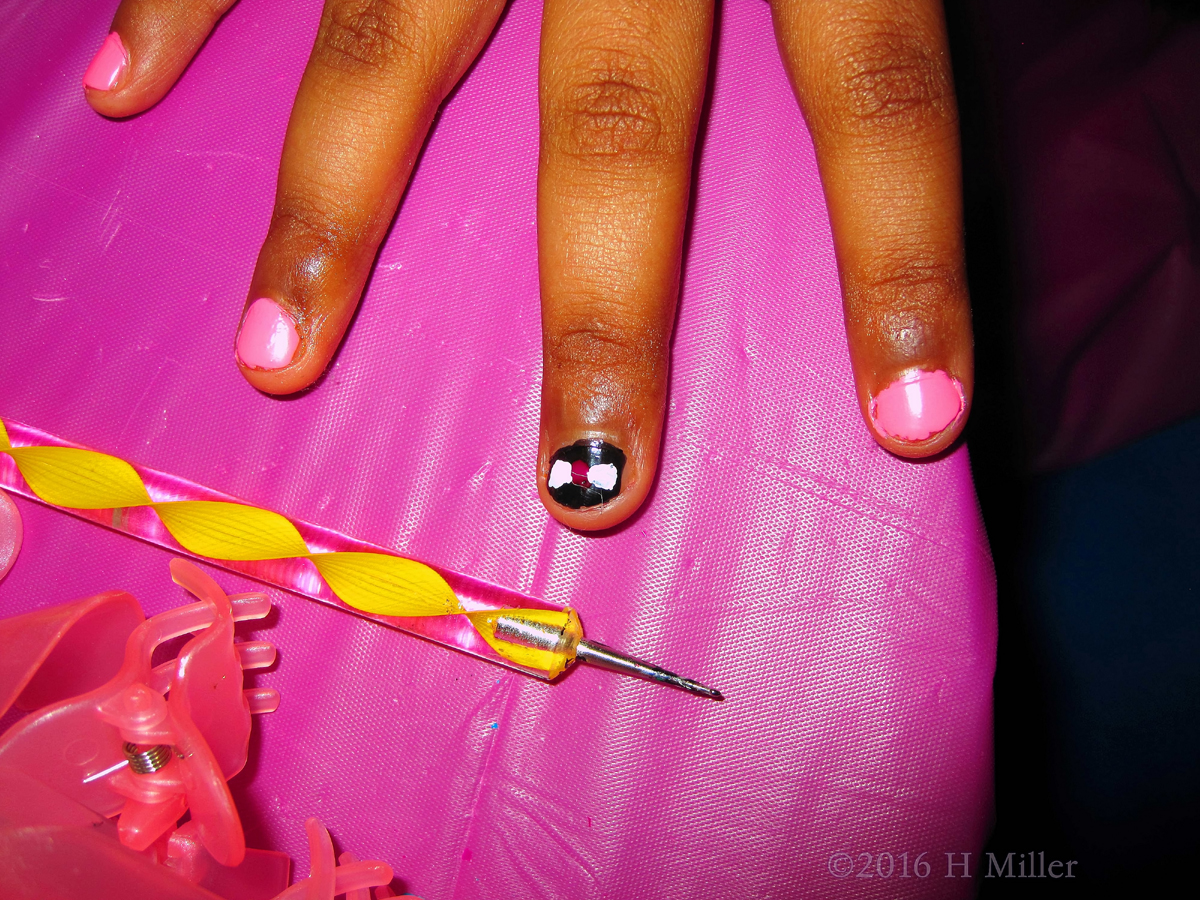 Cute Black And Pink Mini Manicure 