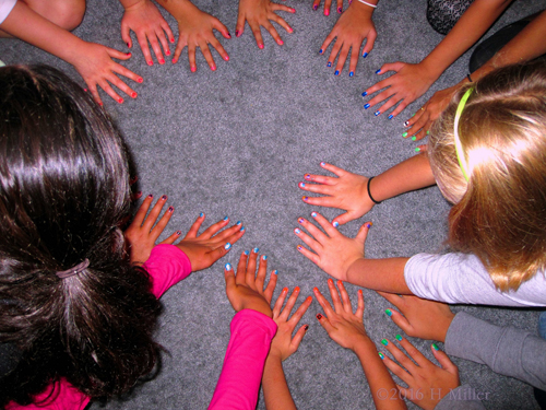 Cute Mini Manicures For Everyone! Cute Mini Manicures For Everyone!