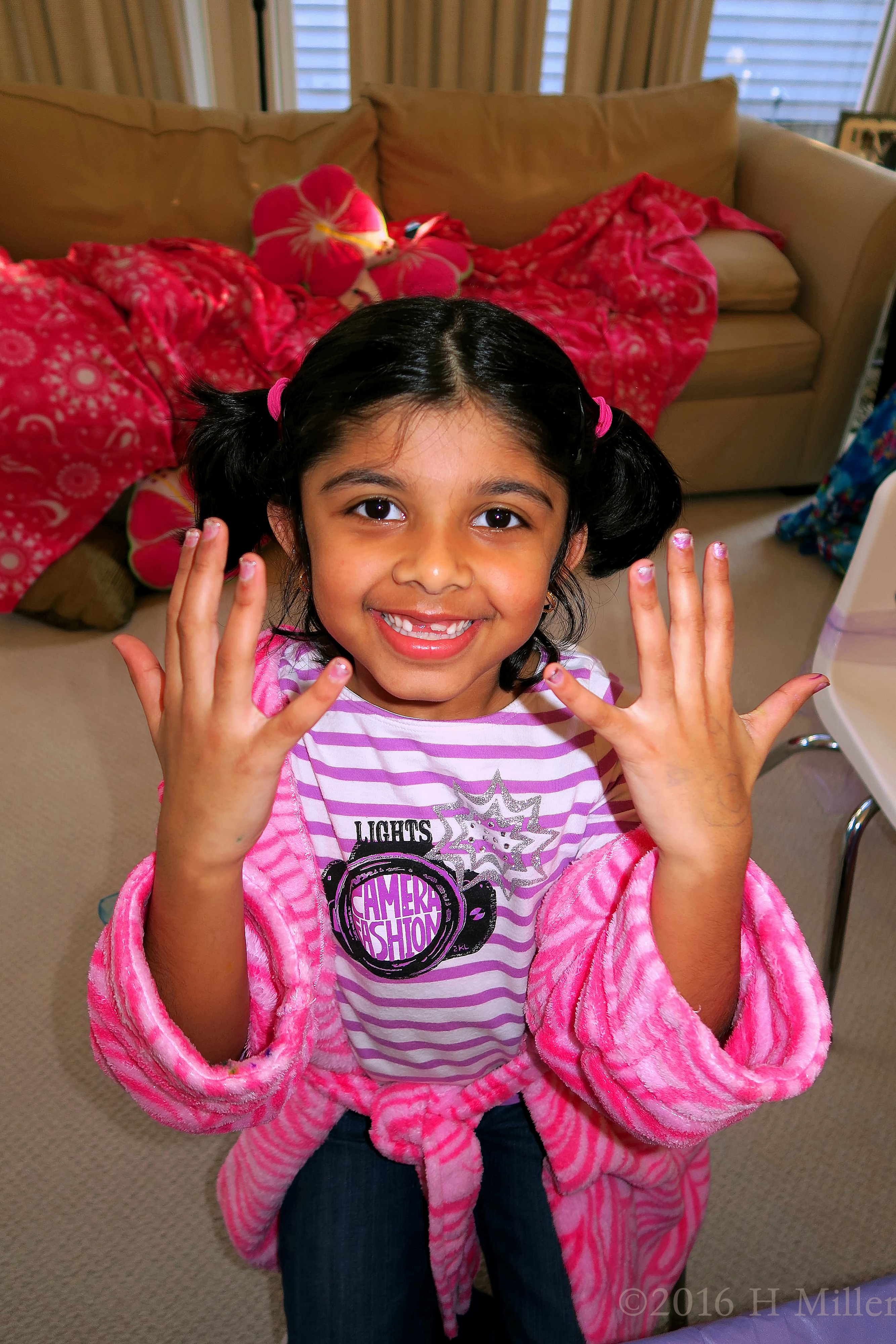 Showing Us Her Cute Kids Mini Manicure! Showing Us Her Cute Kids Mini Manicure!