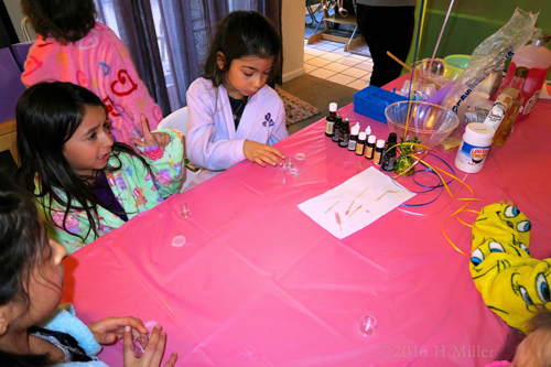 Kids Crafts Are Lots Of Fun! Kids Crafts Are Lots Of Fun!