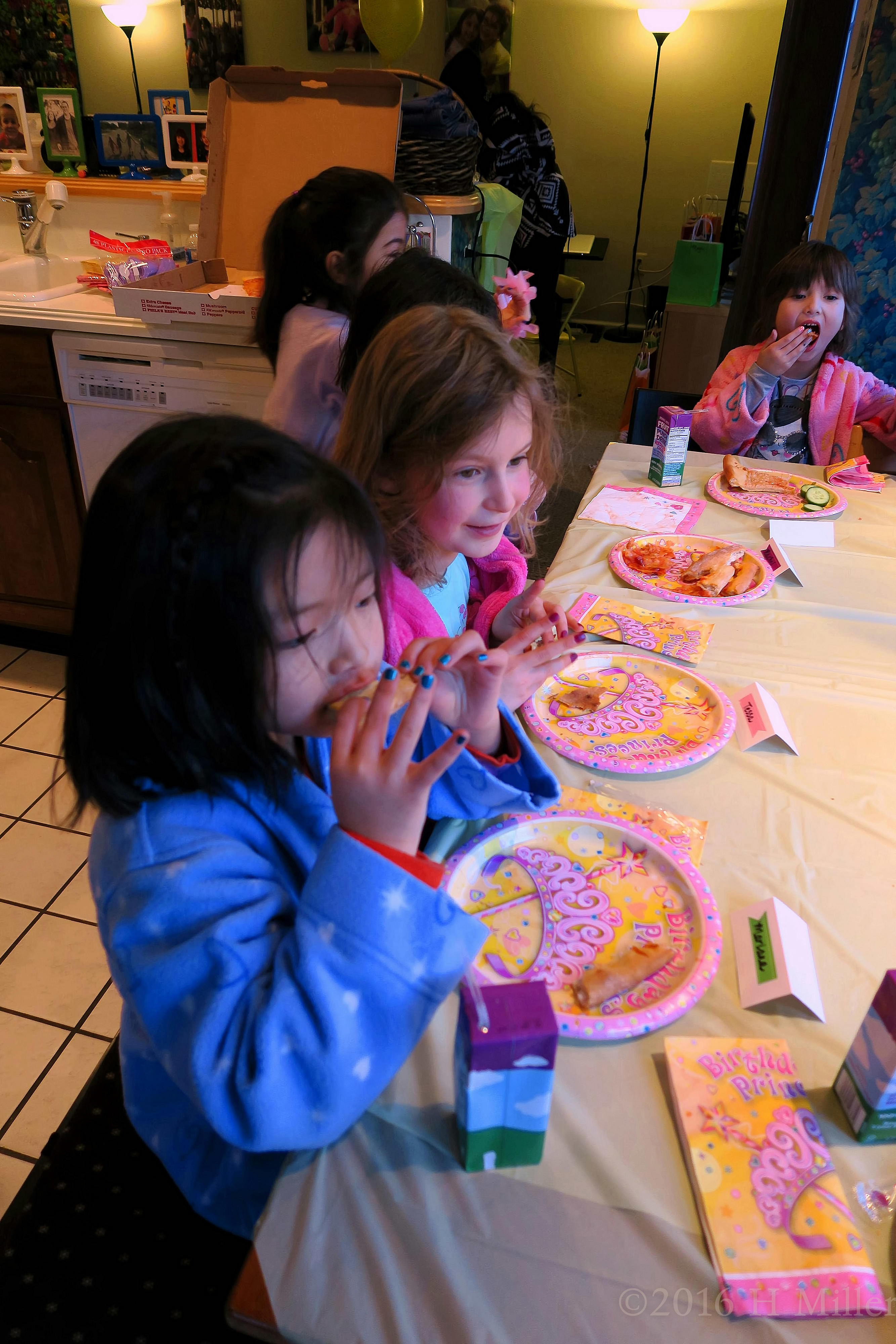 Yummy Pizza Dinner At The Kids Spa Birthday Party! Yummy Pizza Dinner At The Kids Spa Birthday Party!