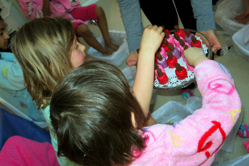 Cute And Delicious Kids Spa Nail Polish Bites! Cute And Delicious Kids Spa Nail Polish Bites!