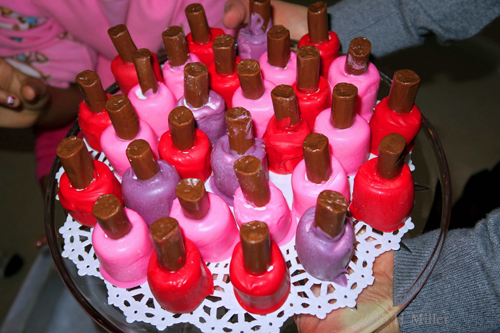 Cutest Nail Polish Bites With Marshmallows And Tootsie Rolls! Cutest Nail Polish Bites With Marshmallows And Tootsie Rolls!