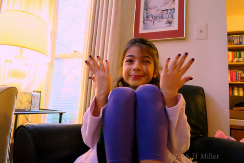 Her Kids Mani Matches Her Leggings!