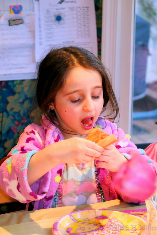 Pizza Is Even More Delicious At The Spa Party For Girls!