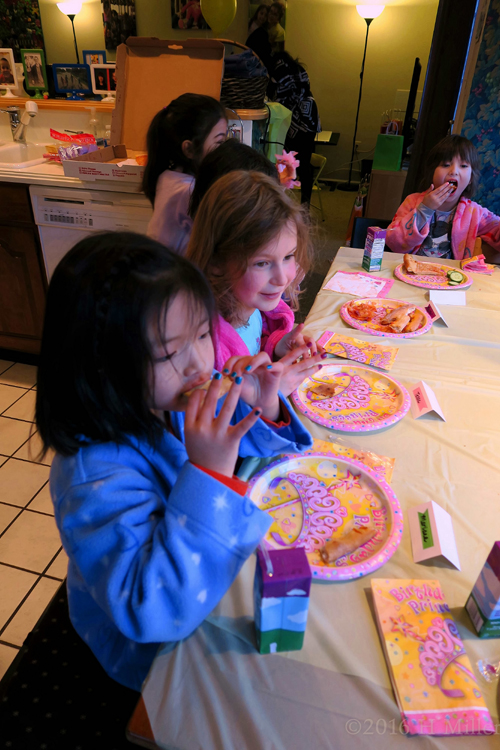 Yummy Pizza Dinner At The Kids Spa Birthday Party