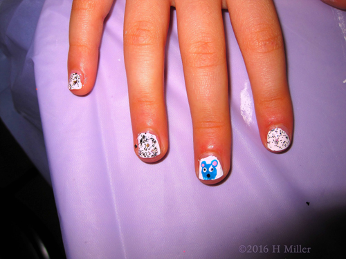 Blue Mouse Accent Nail Art