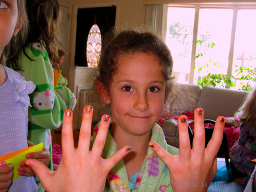 She Got A Super Cool Mini Manicure!