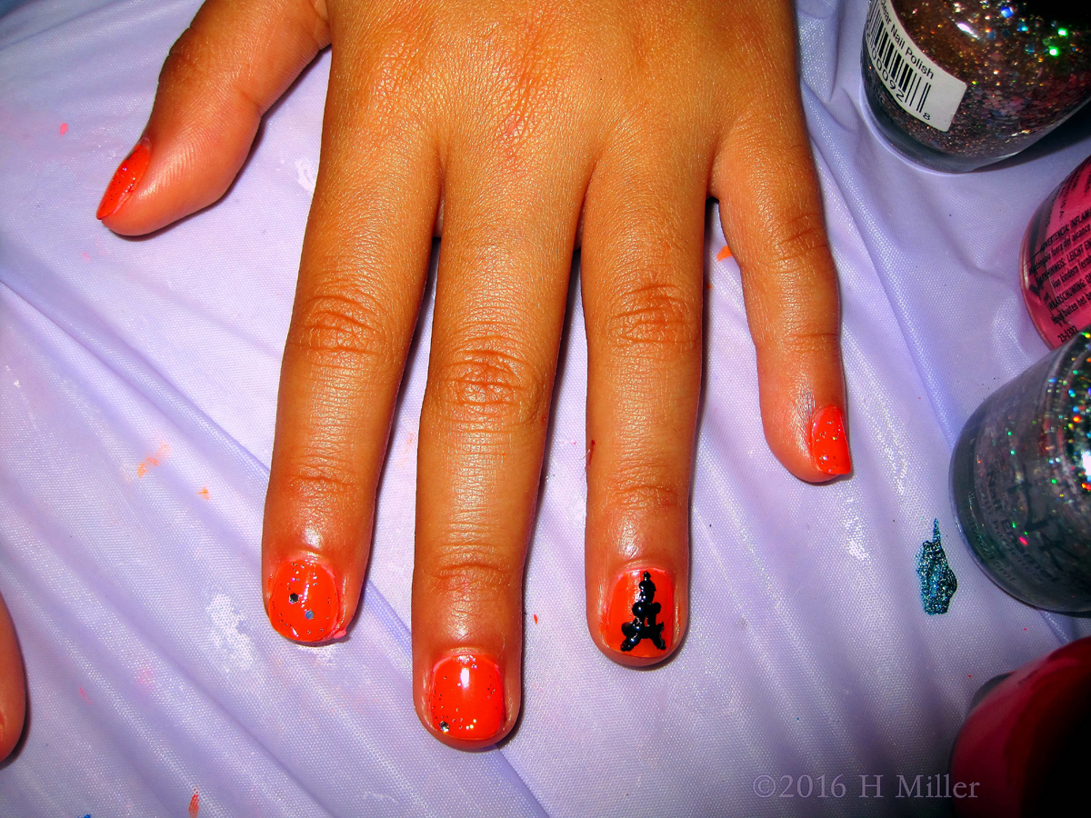 She Has The Eiffel Tower On Her Nail! 