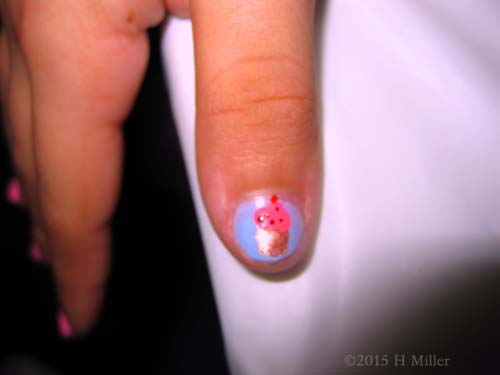 These Cupcakes Are Hidden On Her Thumbs!