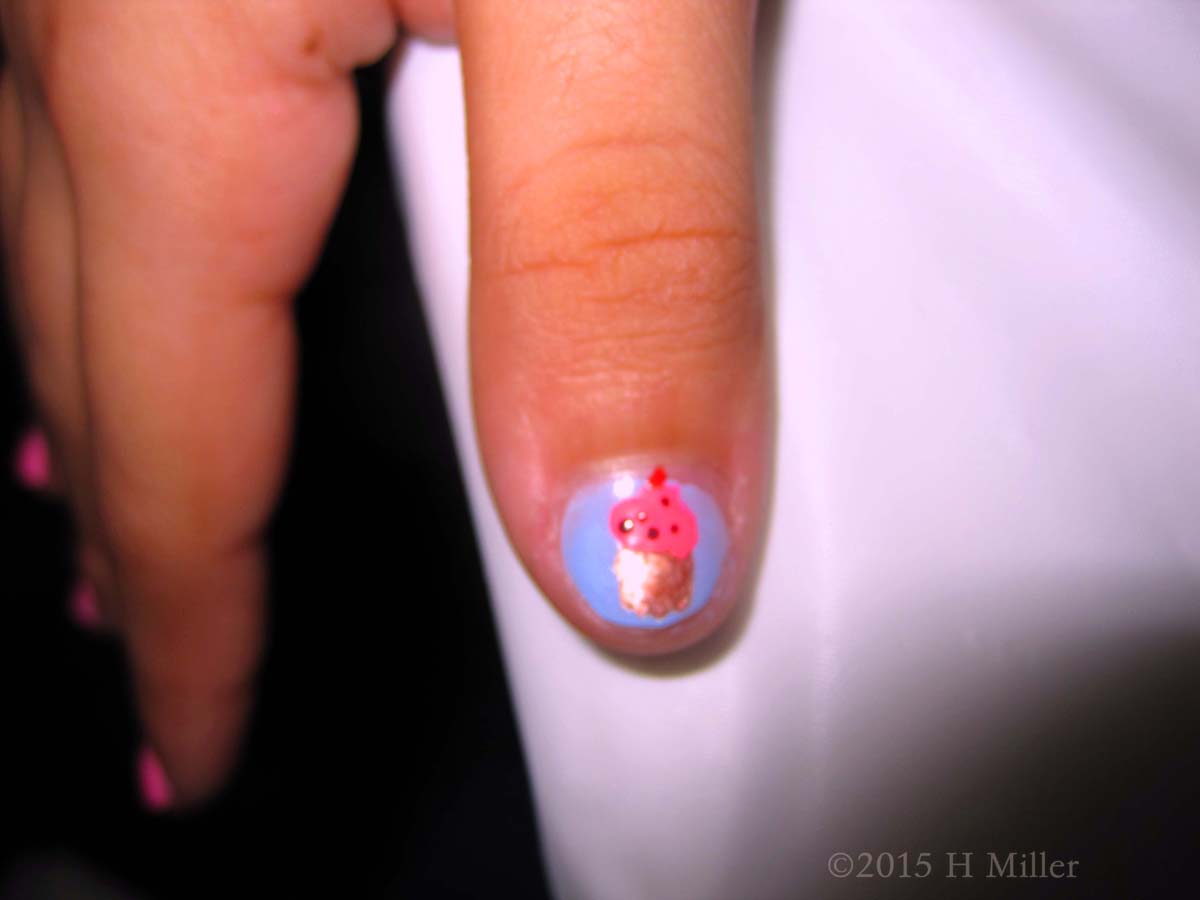 These Cupcakes Are Hidden On Her Thumbs! 