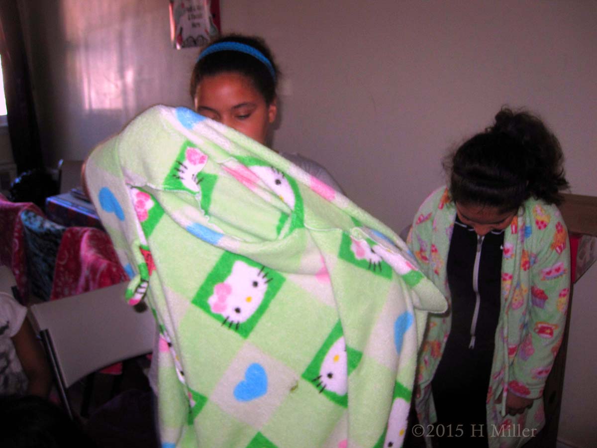 This Cute Green Hello Kitty Robe Fits Great! 