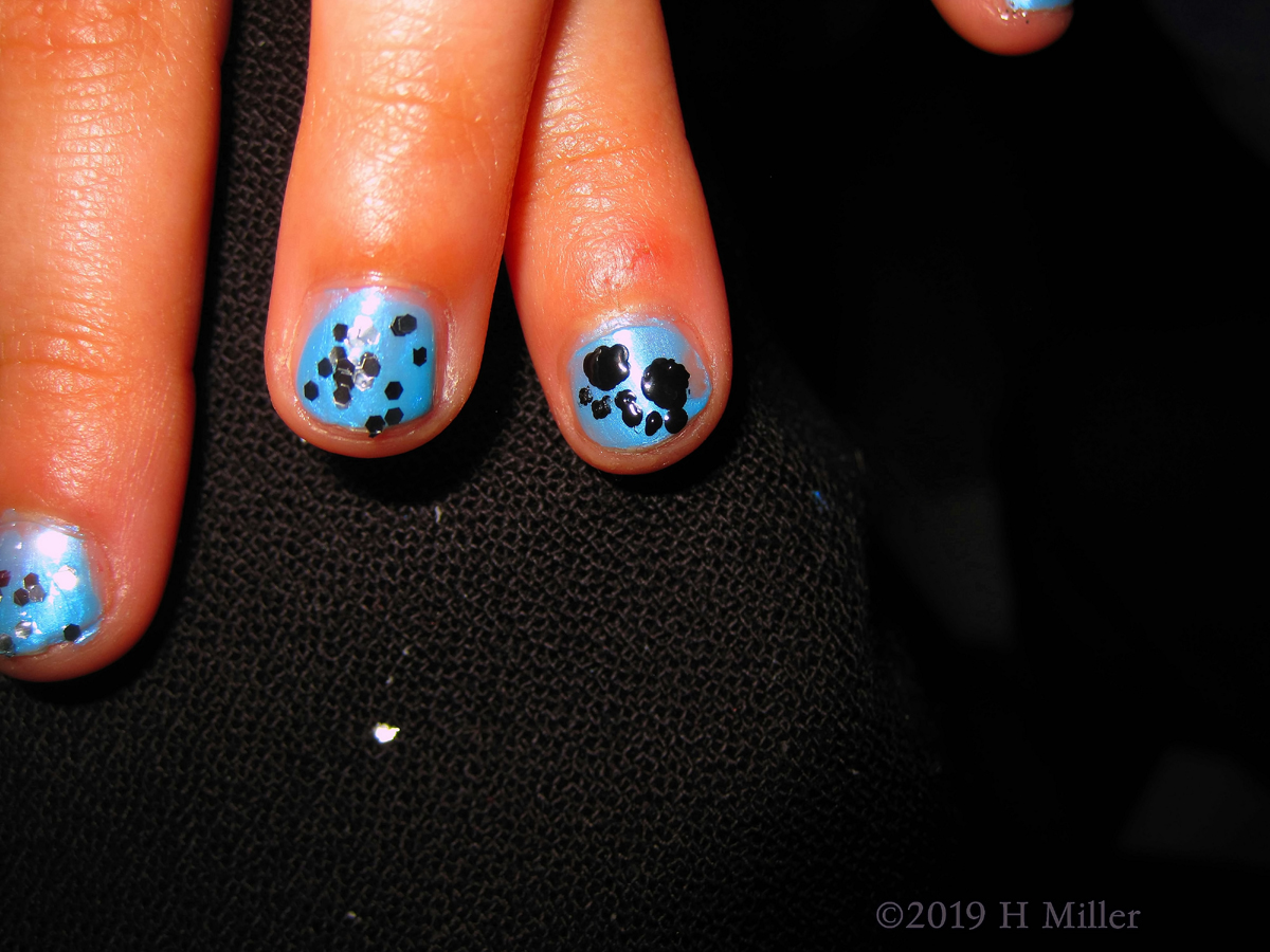 Beautiful Blue Girls Mani With Black Dots 