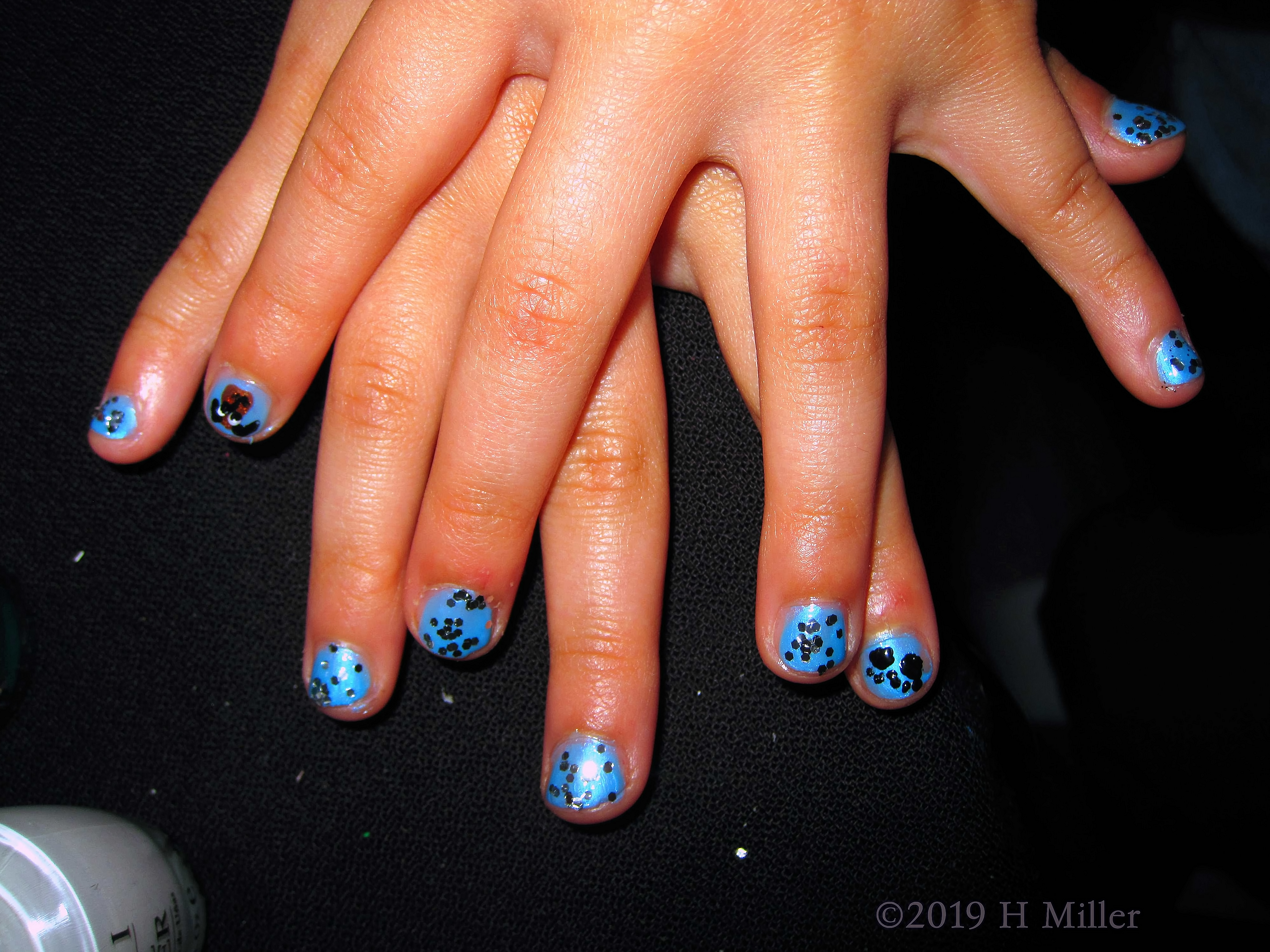 Cute Nail Art With Roses And Sparkles Cute Nail Art With Roses And Sparkles