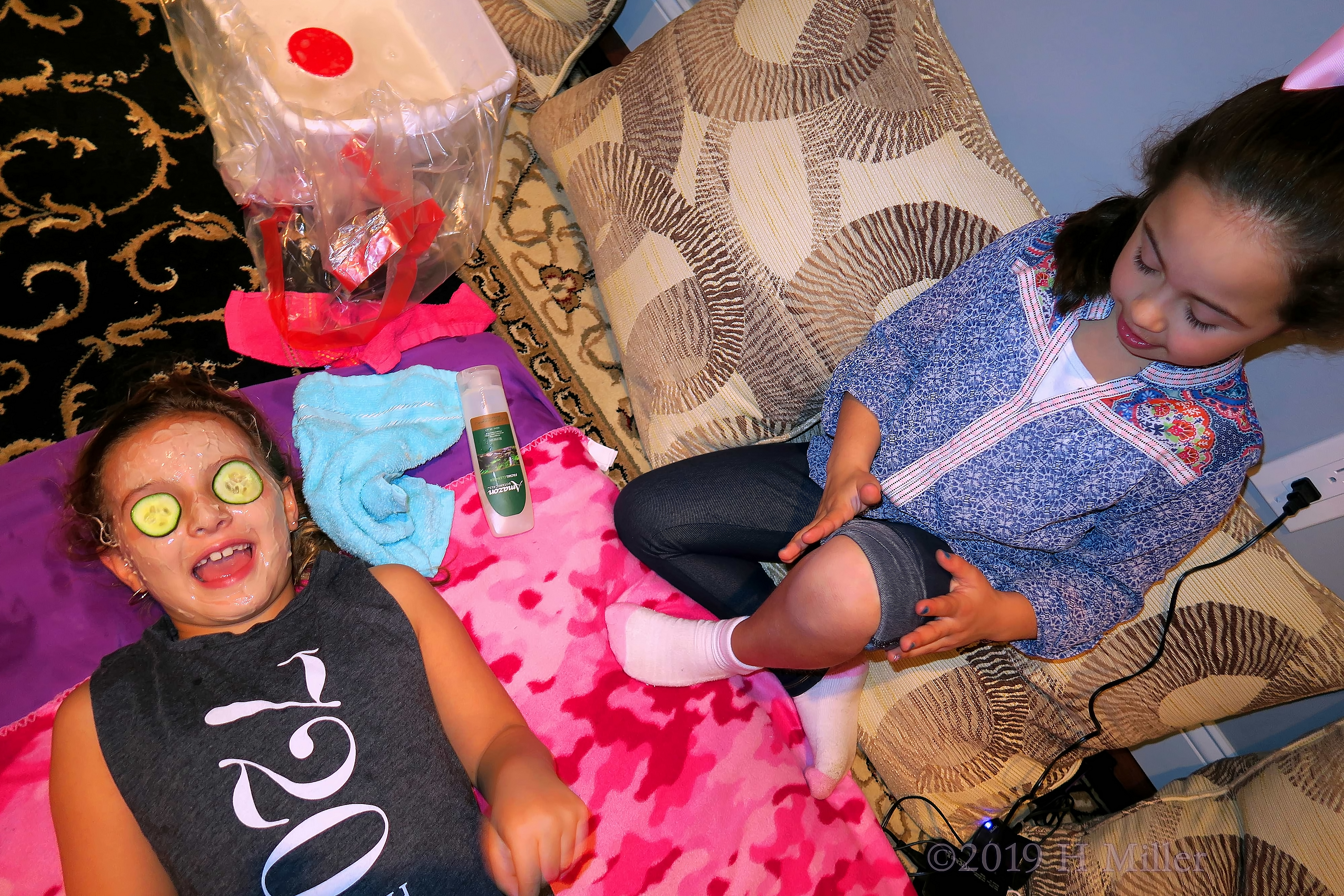 Funny Moments With Friends While Doing Their Kids Facials Funny Moments With Friends While Doing Their Kids Facials