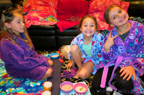 Girls Are Chilling With The Healthy Facial Ingredients Girls Are Chilling With The Healthy Facial Ingredients