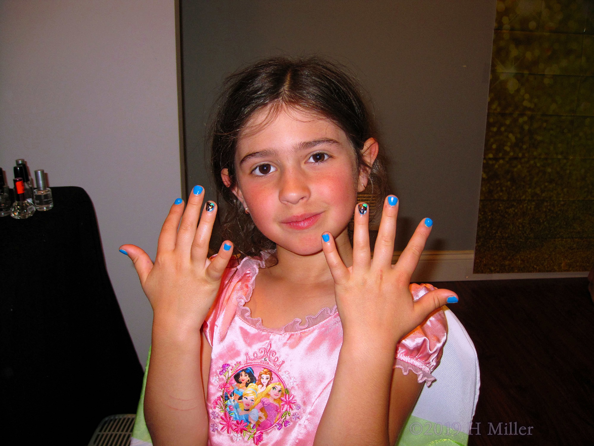 Guest Is Showing Her Awesome Manicure For Kids! 