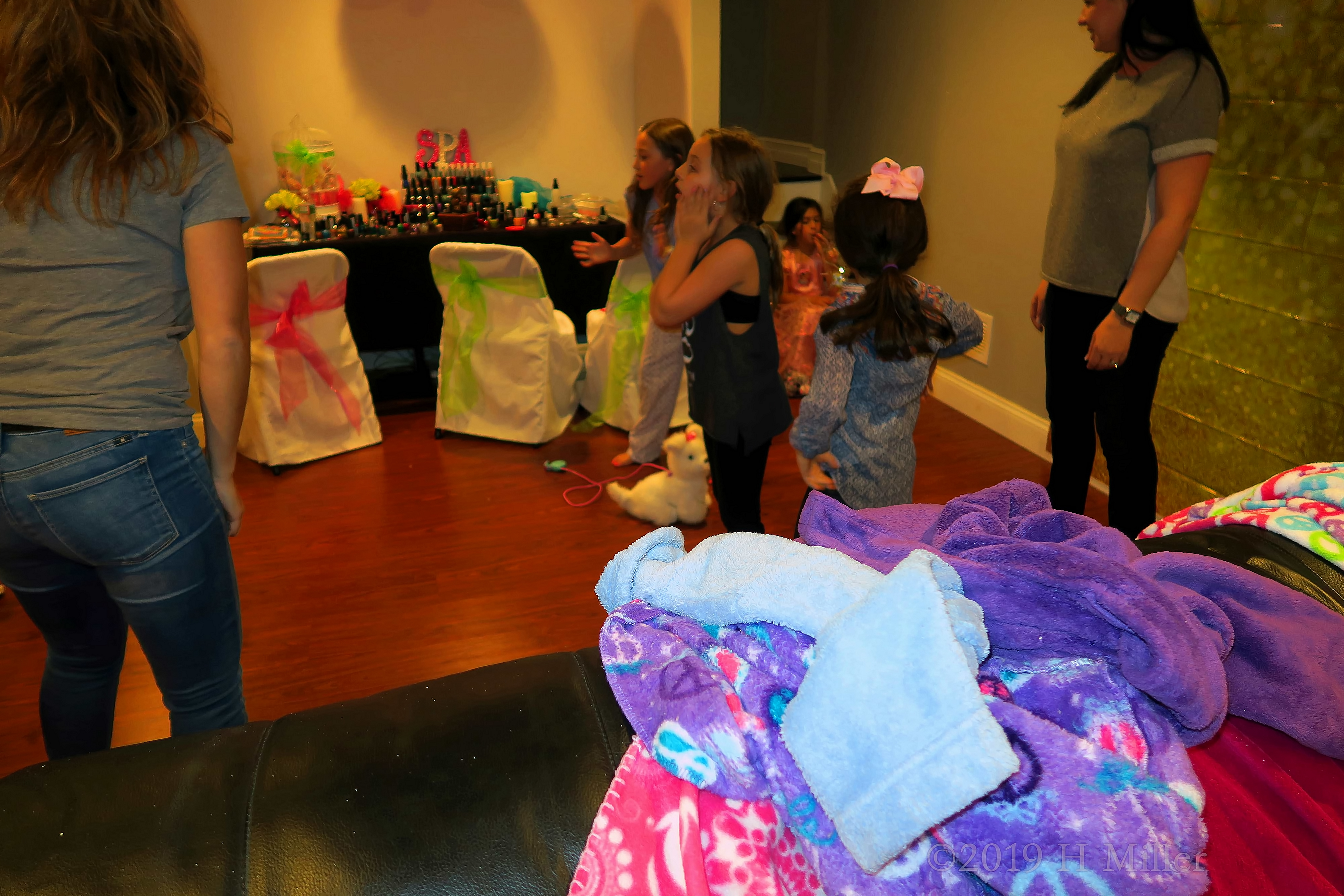 Girls Are Surprised To See The Beautiful Decoration Girls Are Surprised To See The Beautiful Decoration