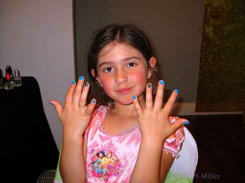 Guest Is Showing Her Awesome Manicure For Kids!