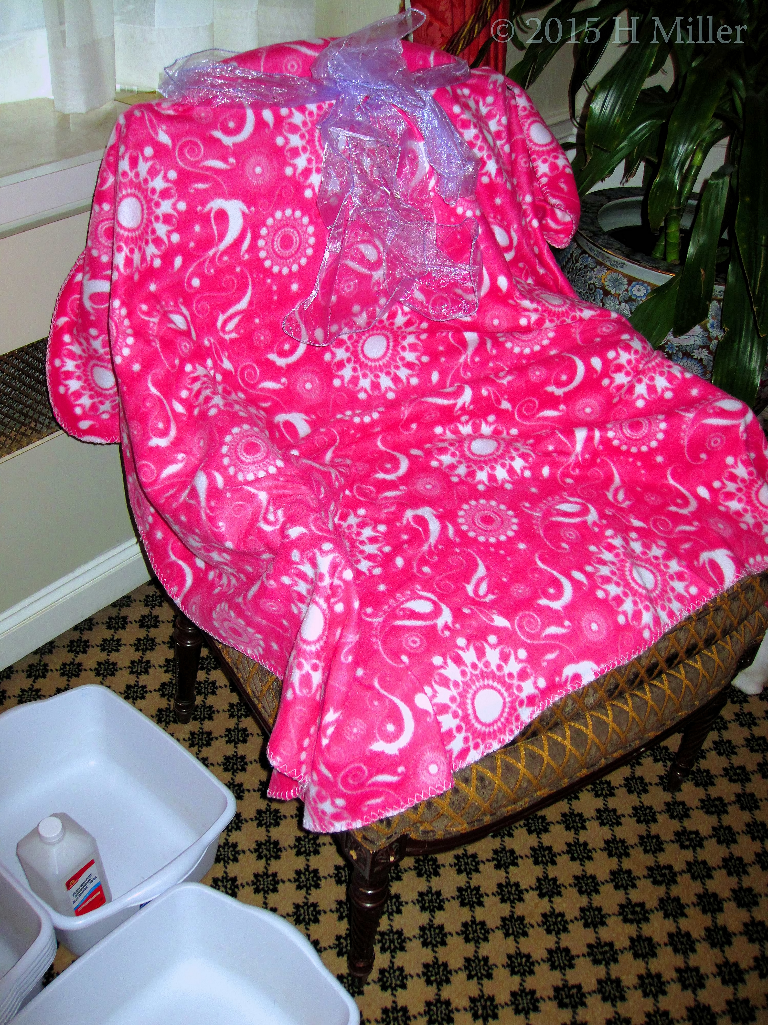 Colorful Throws Lend A Kids Spa Atmosphere. Colorful Throws Lend A Kids Spa Atmosphere.