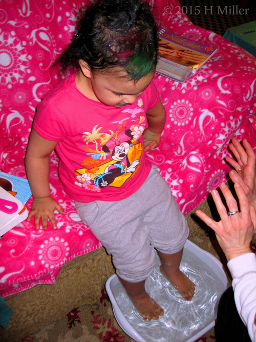 Foot Soak For The Baby! (Note Cool Hair Chalk!)