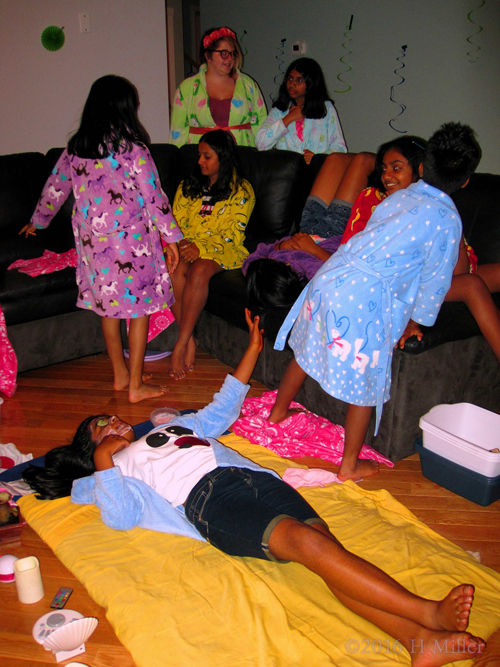 Hanging Out With Friends During Facials Hanging Out With Friends During Facials