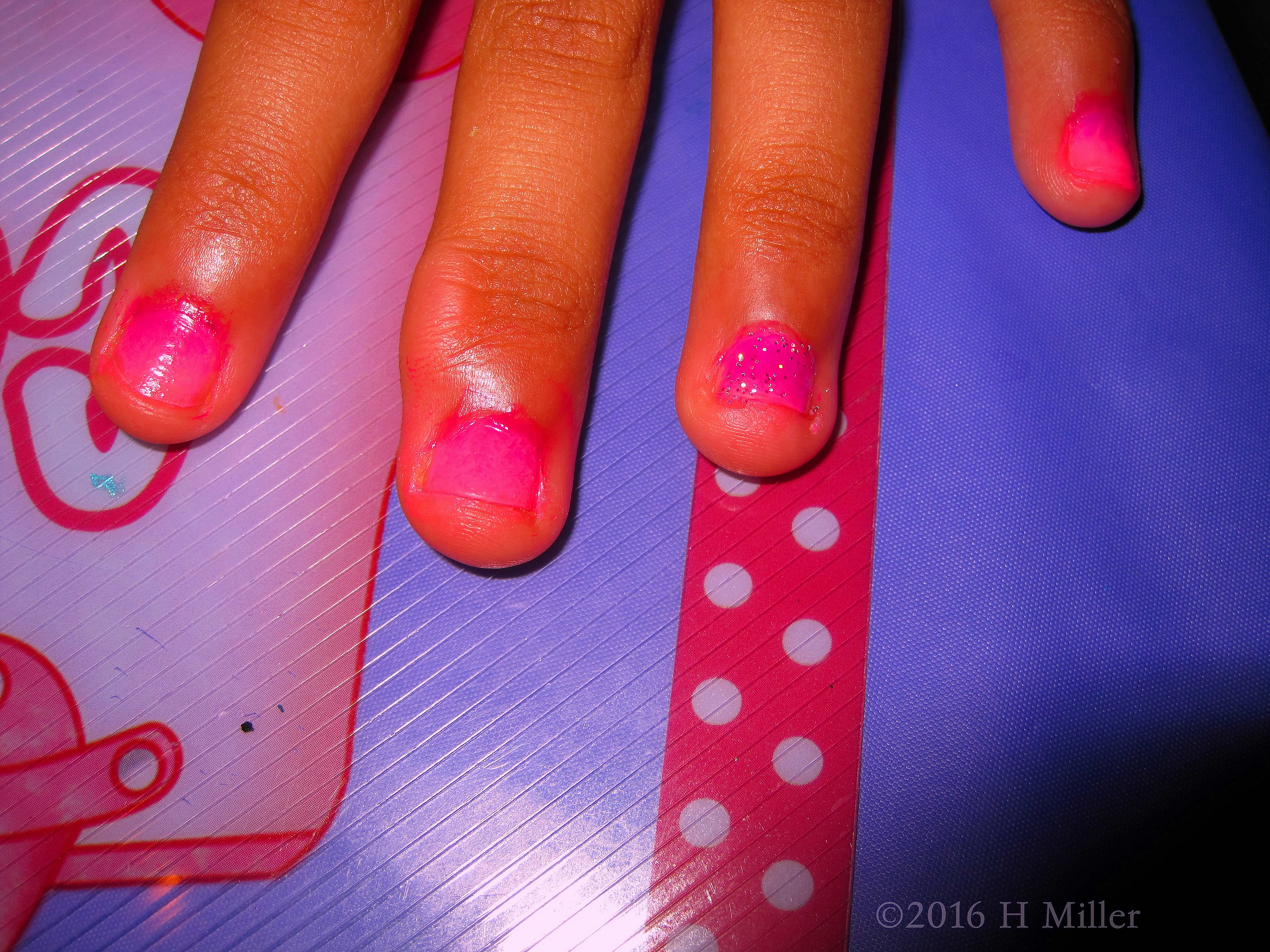 Bright Pink Summery Glitter Manicure 
