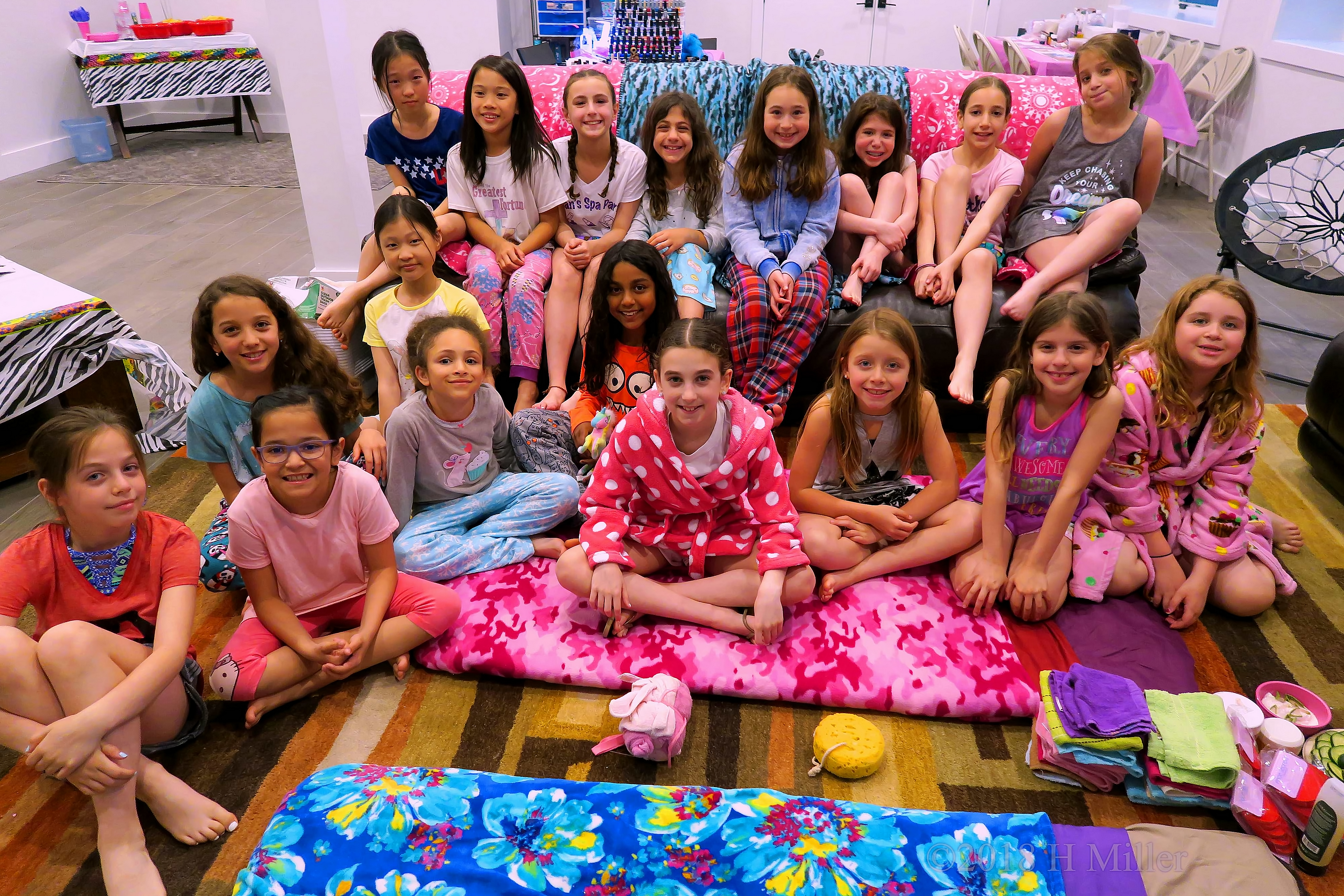 Sivan In Her Spa Robe With Her Friends In A Group Photo Sivan In Her Spa Robe With Her Friends In A Group Photo