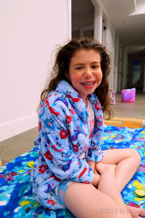 Chilling In Her Red And Blue Print Spa Robe After Her Girls Facial! Chilling In Her Red And Blue Print Spa Robe After Her Girls Facial!