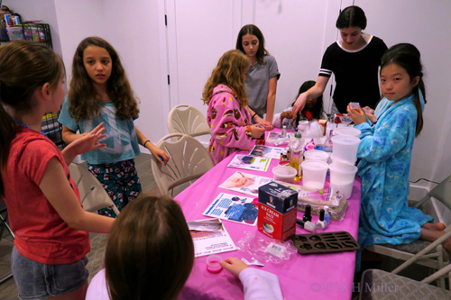 Enjoying Their Kids Craft Making Experience Enjoying Their Kids Craft Making Experience