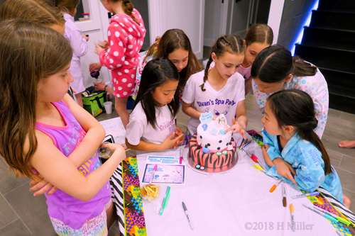 Look At The Decoration On My Cake!! Aweeesssooommmee!! LOL Look At The Decoration On My Cake!! Aweeesssooommmee!! LOL