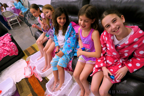 Sivan And Her Friends Getting A Relaxing Mini Pedi! Sivan And Her Friends Getting A Relaxing Mini Pedi!