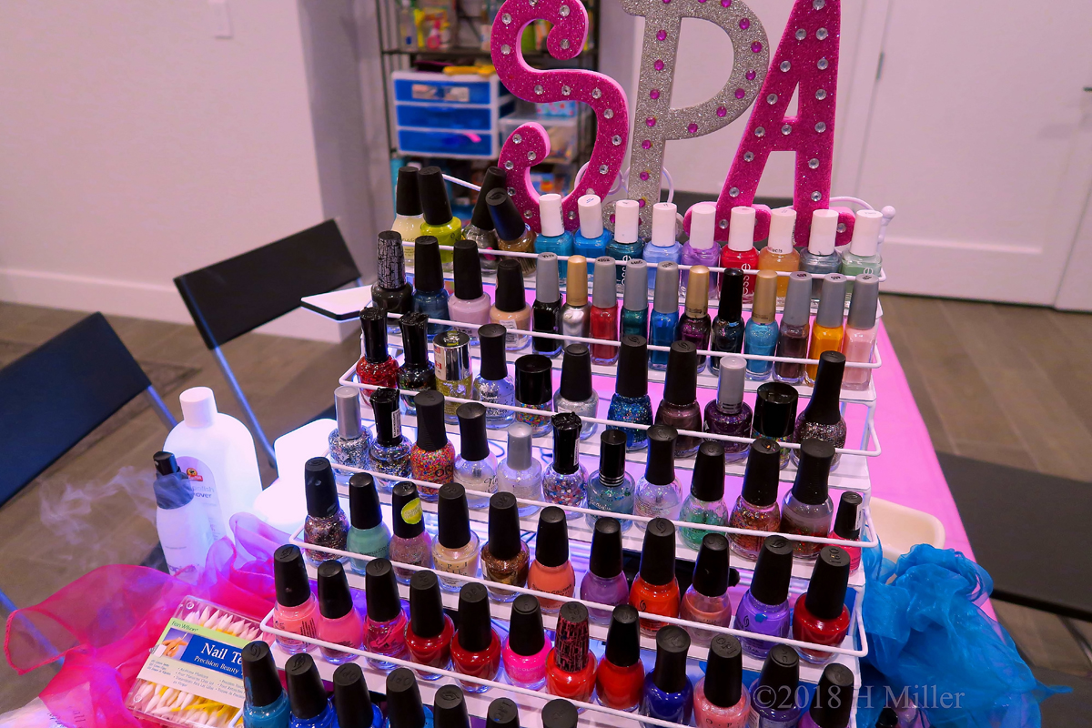 Close Up Of The Glitter Spa Sign And The Nail Spa Station 1