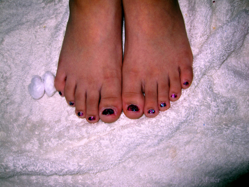 Dark Purple Sparkle Nail Polish Coat. Mini Pedi Dark Purple Sparkle Nail Polish Coat. Mini Pedi