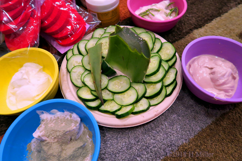 Decorative Plate With Cucumber And Aloe Slices 