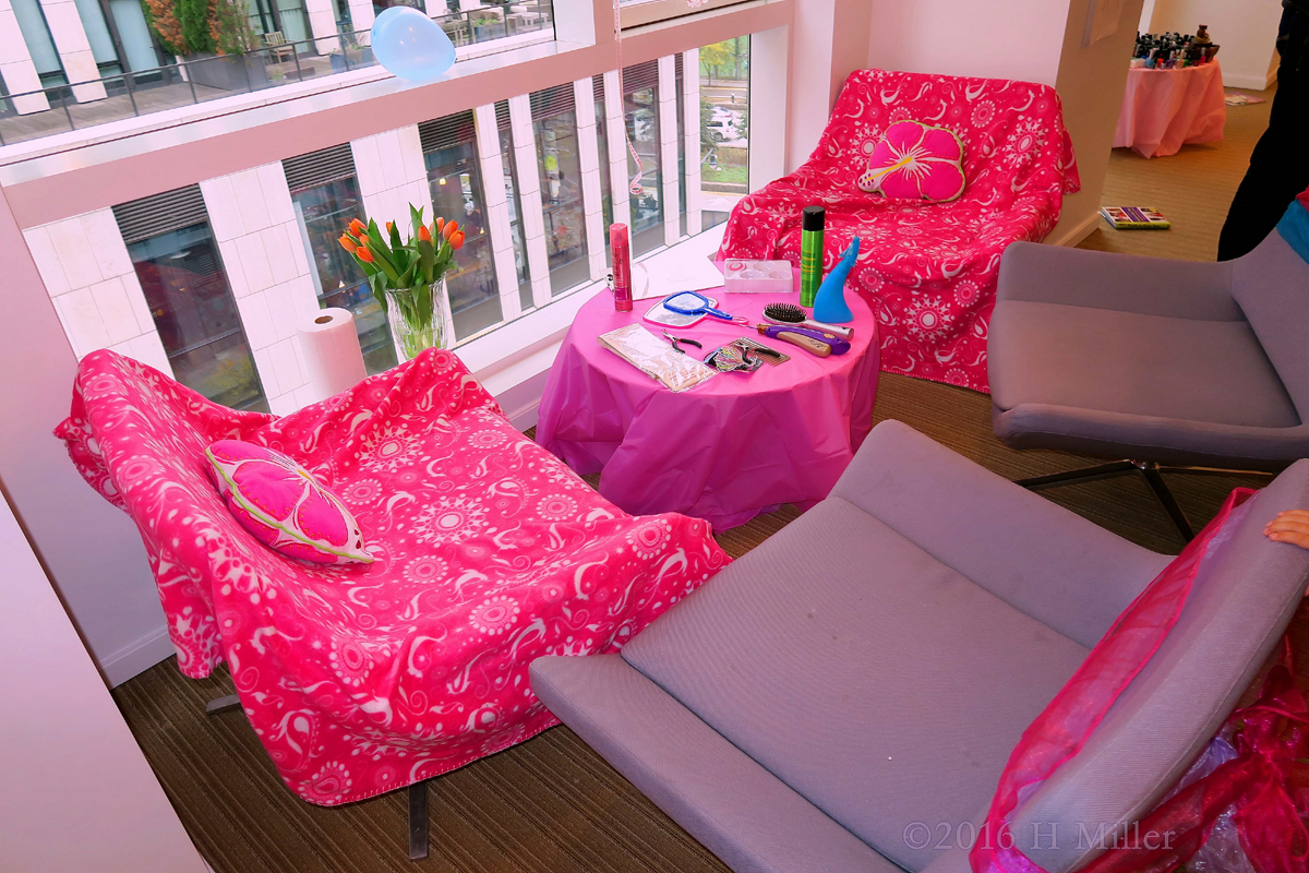 Spa Chairs With Throws And Pillows.