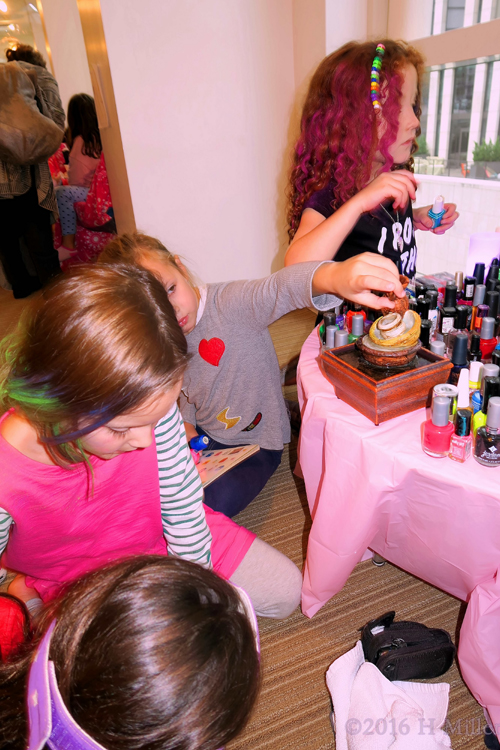 Hanging Out With Friends During Mini Manicures Hanging Out With Friends During Mini Manicures