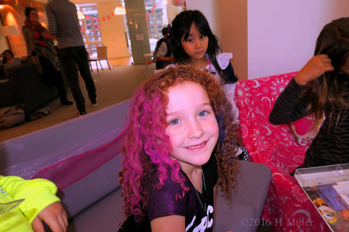 She Looks Happy With Her Kids Spa Temporary Hair Chalk! She Looks Happy With Her Kids Spa Temporary Hair Chalk!