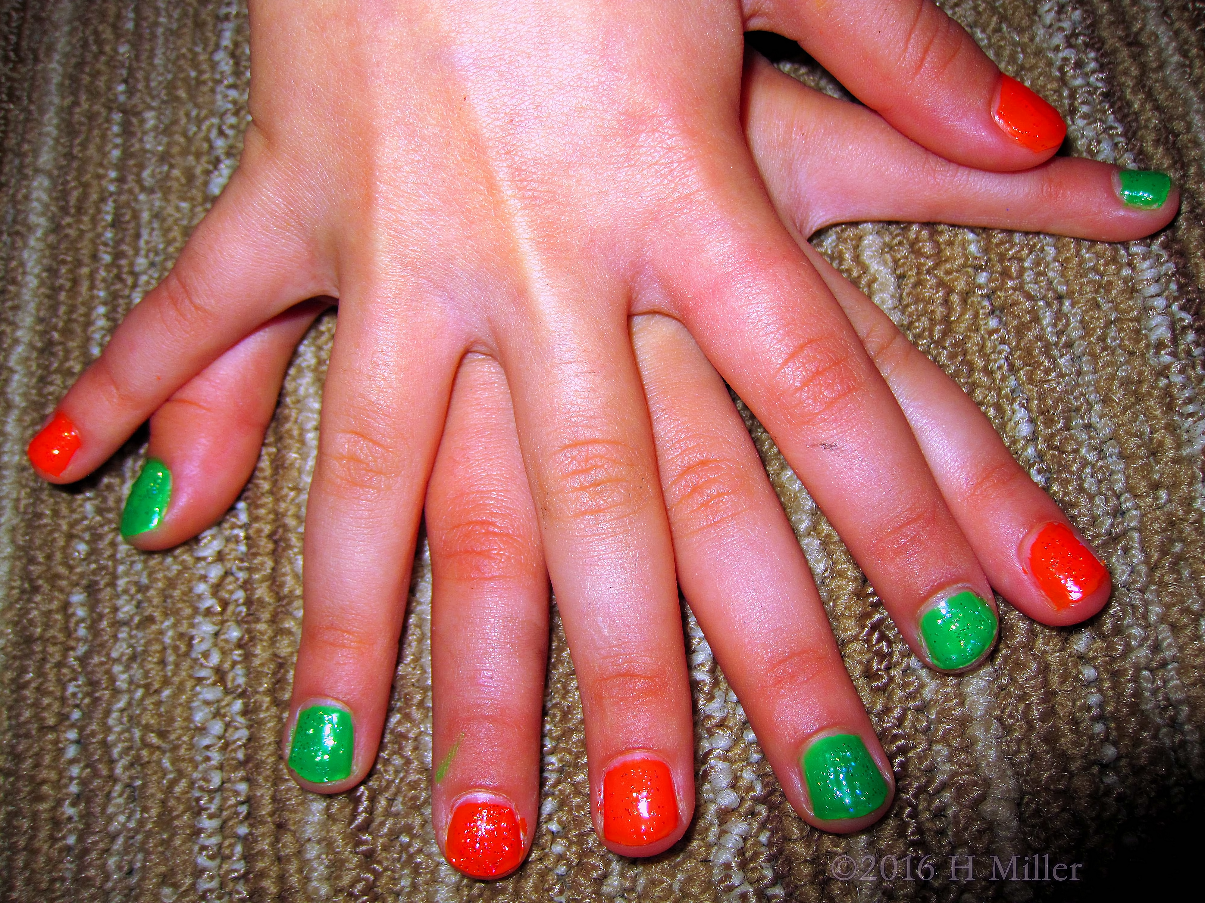 Neon Red And Green Mini Manicure Neon Red And Green Mini Manicure