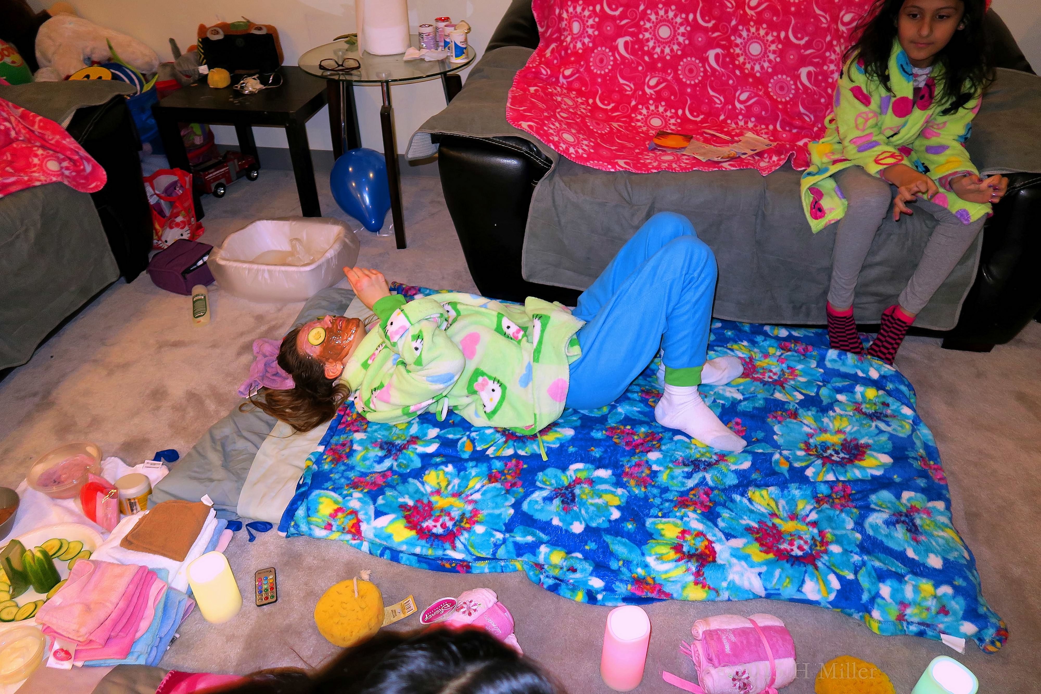 Hanging Out With Friends During Facials Hanging Out With Friends During Facials